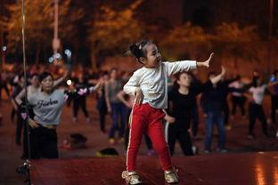 成人飘带广场舞视频播放,成人广场舞风采展示