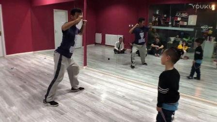 成人简单街舞表演教学视频,跟随街舞教学视频，解锁简单舞步魅力